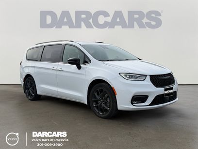 Used 2026 Chrysler Pacifica Limited w/ Uconnect Theater Family Group