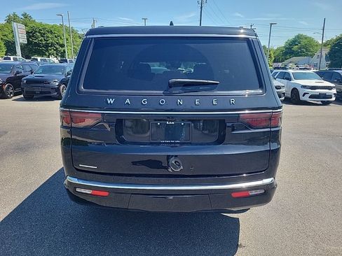 Used 2023 Jeep Wagoneer 4WD image 5