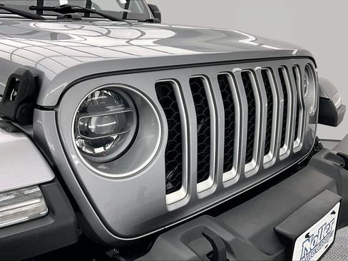Used 2020 Jeep Gladiator Overland AWD/4WD image 29