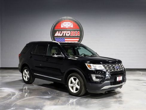 Used 2017 Ford Explorer XLT w/ Equipment Group 202A AWD/4WD image 1