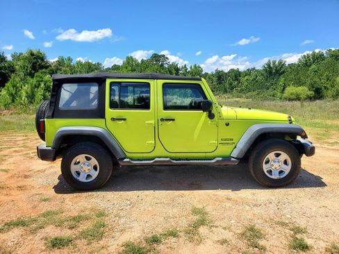 Used 2016 Jeep Wrangler Unlimited Sport w/ Connectivity Group AWD/4WD image 11