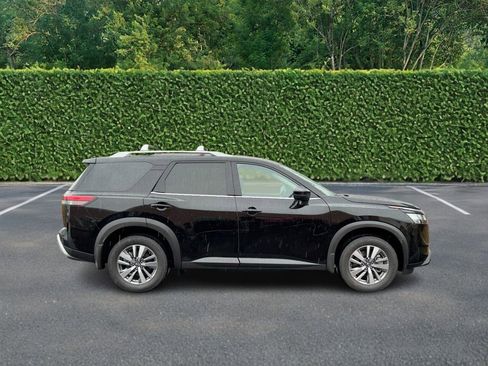 Used 2024 Nissan Pathfinder SL image 2