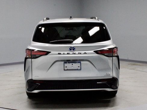 Used 2022 Toyota Sienna XSE image 11