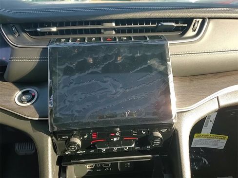 New 2025 Jeep Grand Cherokee Limited w/ MOPAR Finishing Package image 17