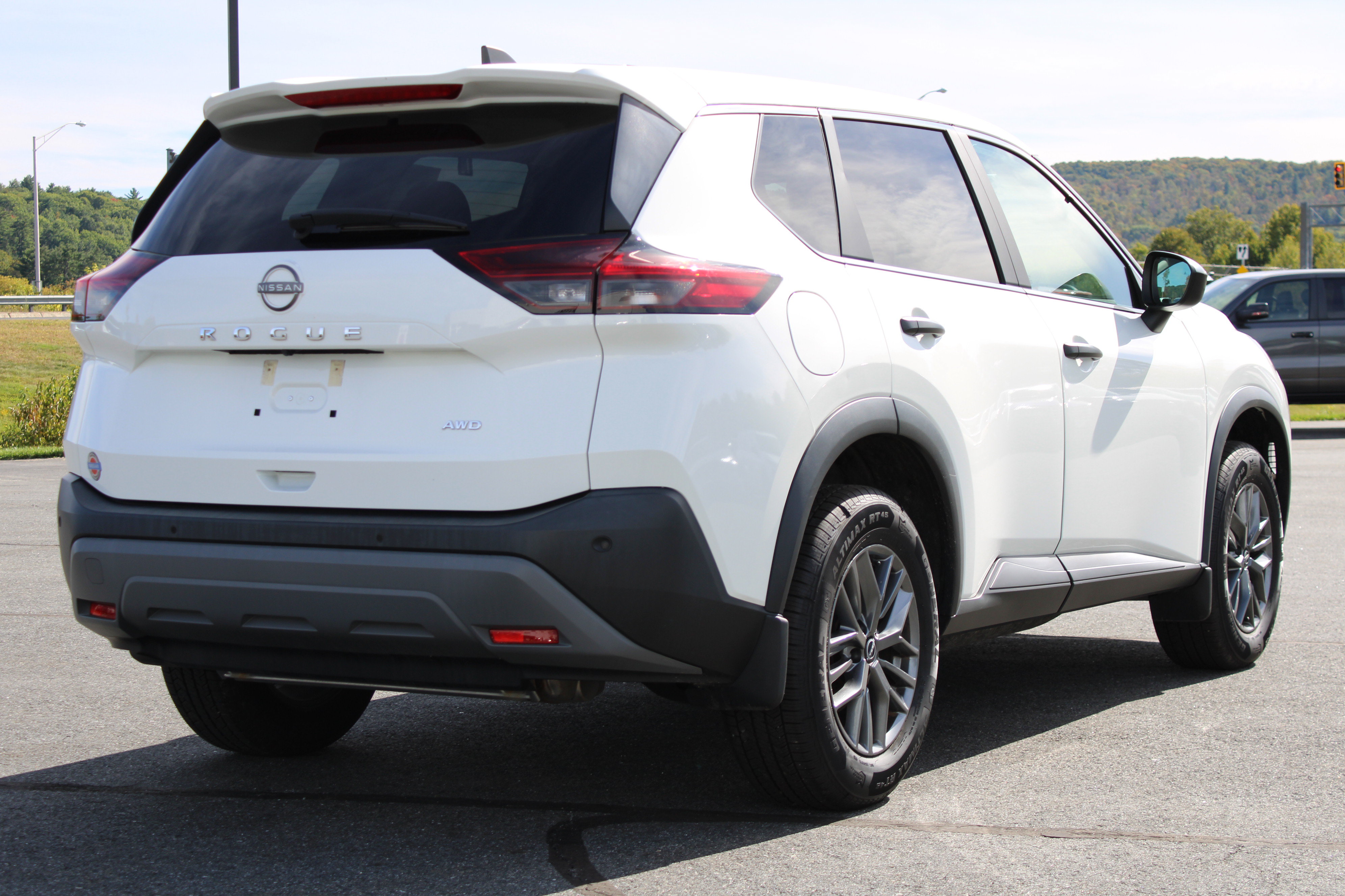 Used 2023 Nissan Rogue S AWD/4WD image 7