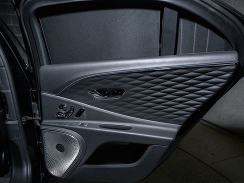 Used 2022 Bentley Flying Spur Plug-In Hybrid image 32