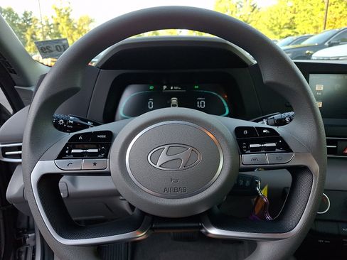 Used 2025 Hyundai Elantra SE FWD image 22