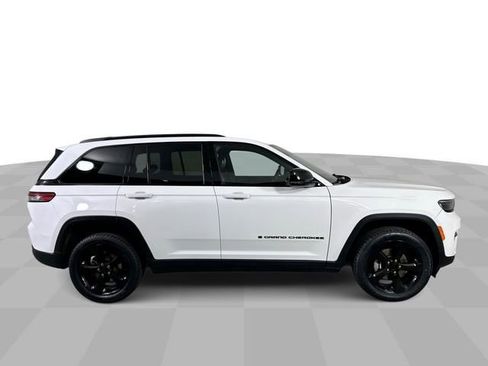 Used 2023 Jeep Grand Cherokee Altitude AWD/4WD image 9