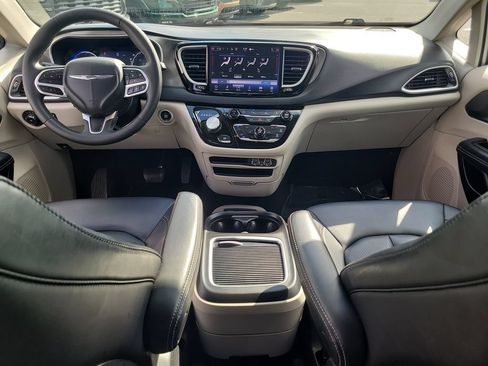 Used 2024 Chrysler Pacifica Touring-L FWD image 17