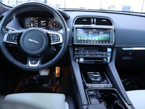 Used 2020 Jaguar F-PACE R-Sport image 19