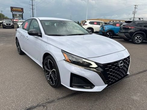 Certified 2025 Nissan Altima 2.5 SR FWD image 3