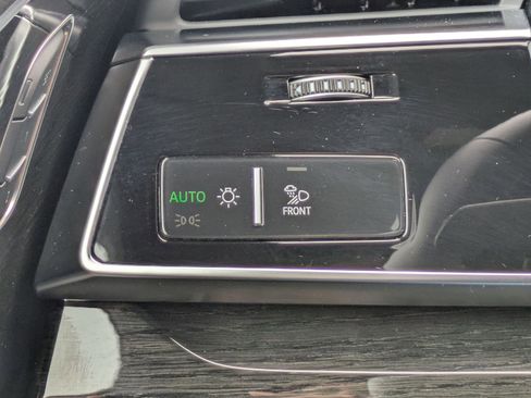 Used 2025 Audi Q8 Prestige w/ Prestige Package image 18