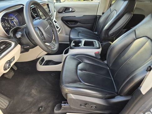 Used 2023 Chrysler Pacifica Touring-L FWD image 16