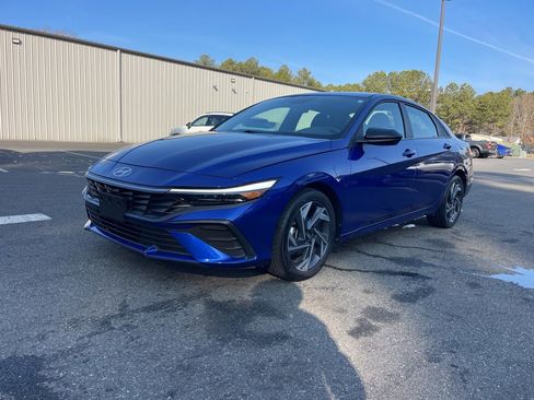 Certified 2025 Hyundai Elantra Sport image 2