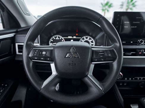 Used 2025 Mitsubishi Outlander ES image 41