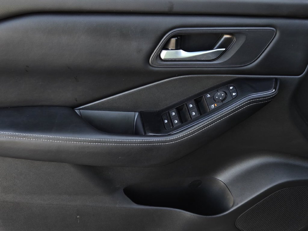 Certified 2024 Nissan Rogue SV FWD image 17