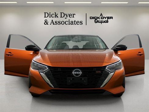 Used 2025 Nissan Sentra SR w/ SR Premium Package image 8