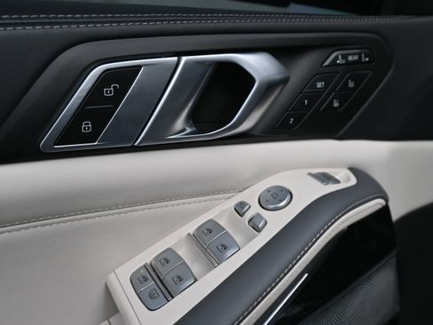 Used 2023 BMW X7 M60i w/ Executive Package image 17