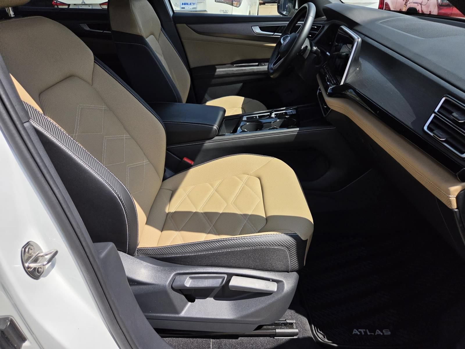 Used 2024 Volkswagen Atlas Cross Sport SE AWD/4WD image 9