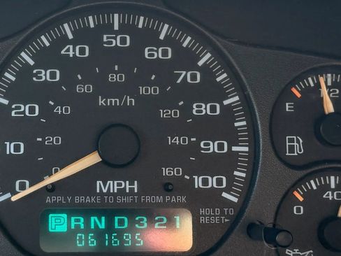 Used 2002 Chevrolet Avalanche 4x4 w/ Off-Road Suspension Pkg image 18