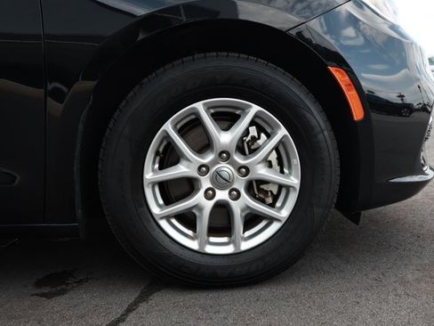 Used 2024 Chrysler Pacifica Touring-L FWD image 5
