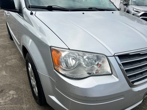 Used 2009 Chrysler Town & Country LX image 11