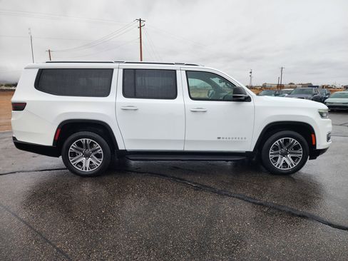 Used 2023 Jeep Wagoneer L Series II image 4