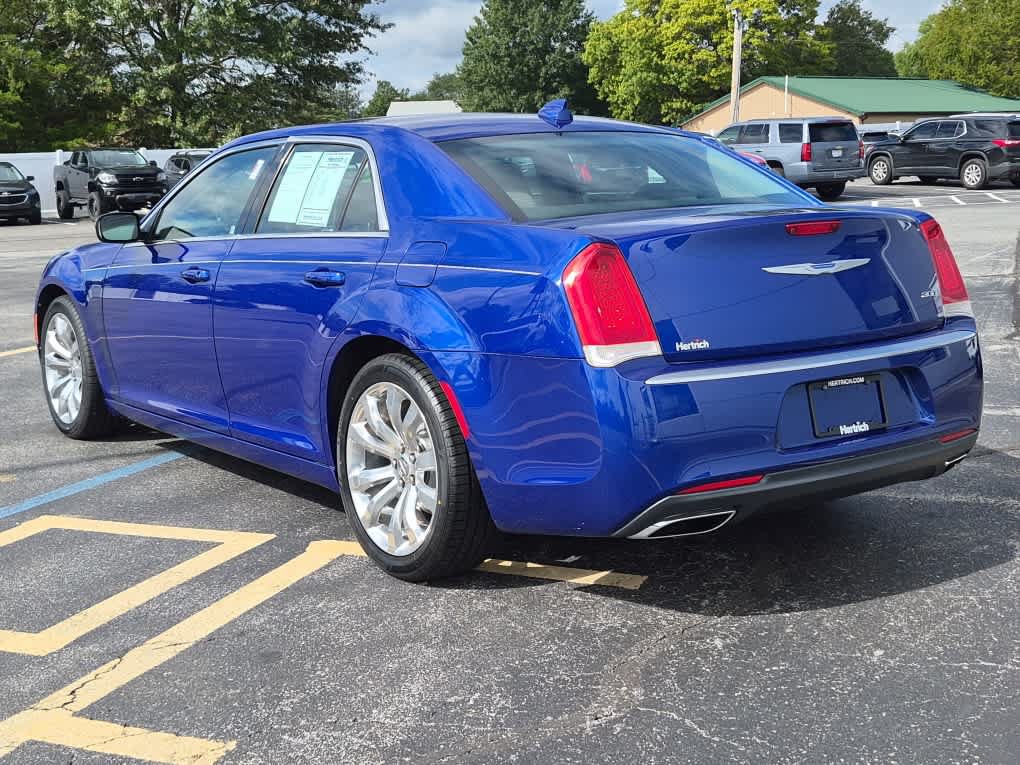 Used 2018 Chrysler 300 Touring w/ Chrome Appearance Package RWD image 4