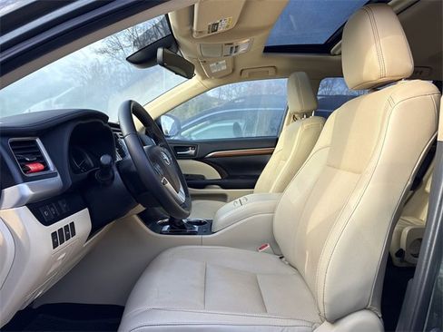 Used 2019 Toyota Highlander Limited image 7