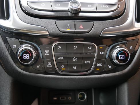 Used 2023 Chevrolet Equinox Premier image 19