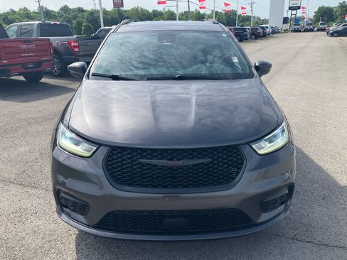 Used 2021 Chrysler Pacifica Touring w/ S Appearance Package FWD image 2