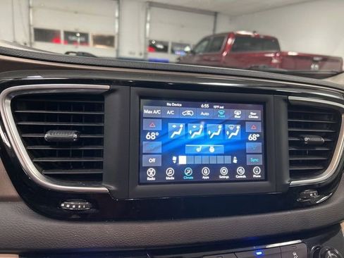 Used 2019 Chrysler Pacifica Touring-L image 13