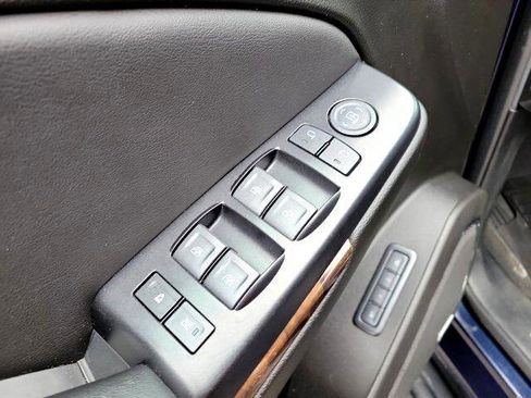 Used 2020 Chevrolet Suburban LT image 18