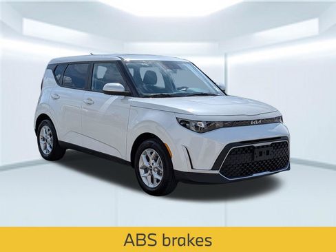 Used 2025 Kia Soul LX w/ LX Technology Package FWD image 9