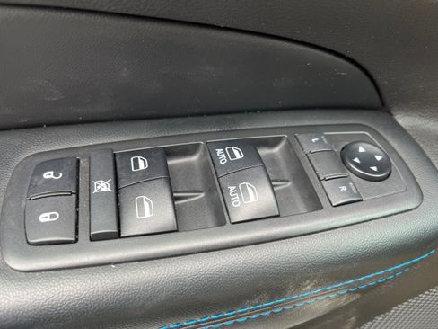 Used 2019 Jeep Grand Cherokee Laredo AWD/4WD image 24