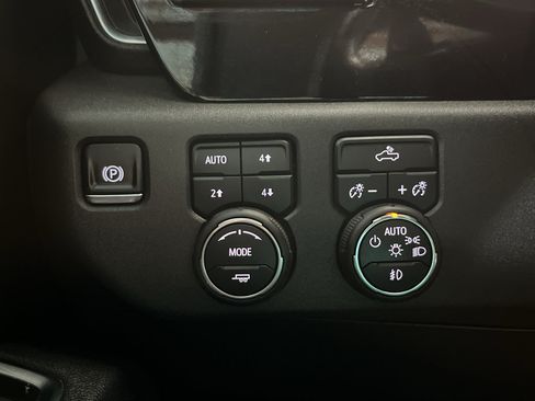 Used 2025 Chevrolet Silverado 1500 LT Trail Boss w/ Convenience Package II AWD/4WD image 31