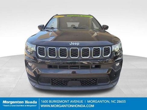 Used 2024 Jeep Compass Latitude AWD/4WD image 2