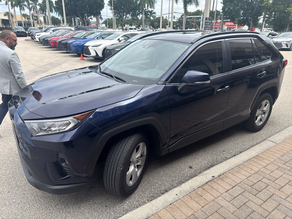 Used 2021 Toyota RAV4 XLE w/ Convenience Package FWD image 2