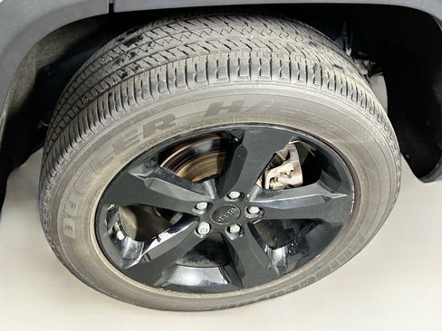 Used 2023 Jeep Grand Cherokee Altitude AWD/4WD image 30