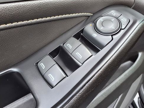 Used 2023 Chevrolet Traverse LT image 13