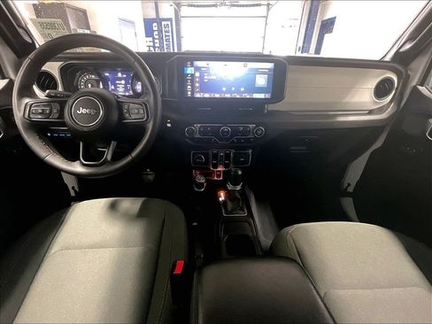 Used 2024 Jeep Wrangler Unlimited AWD/4WD image 21