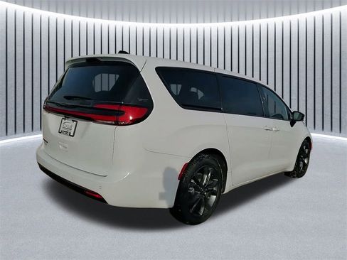 New 2026 Chrysler Pacifica Select image 8