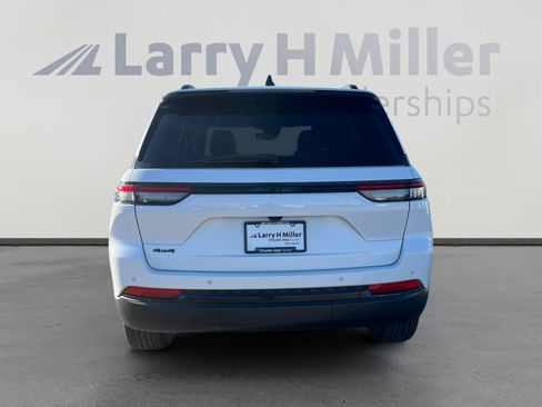 Used 2024 Jeep Grand Cherokee Altitude image 4