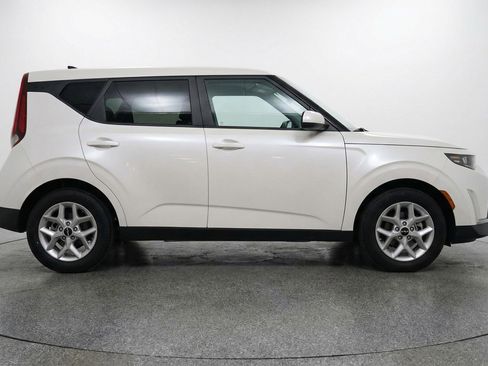 Used 2025 Kia Soul LX w/ LX Technology Package FWD image 11