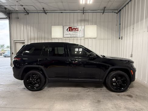 Used 2023 Jeep Grand Cherokee Limited w/ Black Appearance Package AWD/4WD image 2