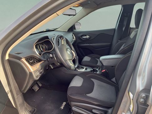 Used 2016 Jeep Cherokee Sport image 10