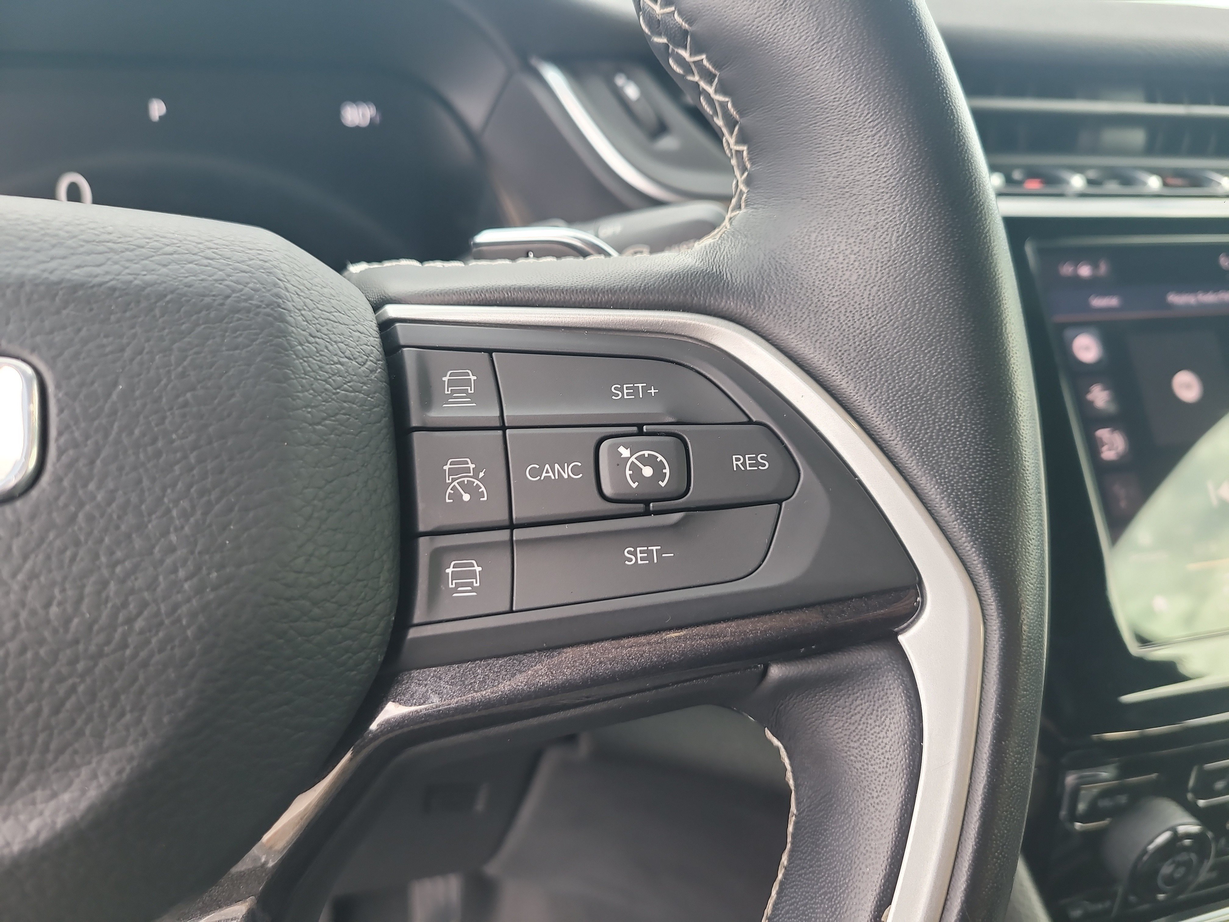 Used 2022 Jeep Grand Cherokee Altitude AWD/4WD image 28