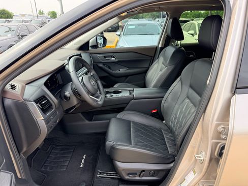 Used 2023 Nissan Rogue Platinum FWD image 11