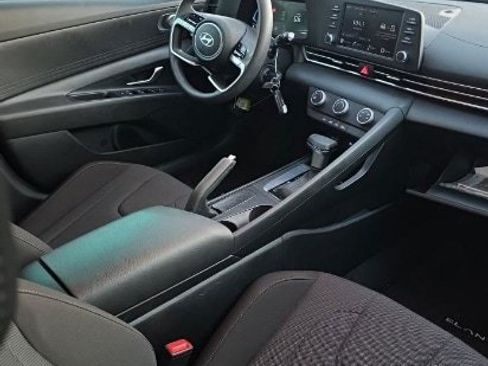 Used 2025 Hyundai Elantra SE FWD image 5