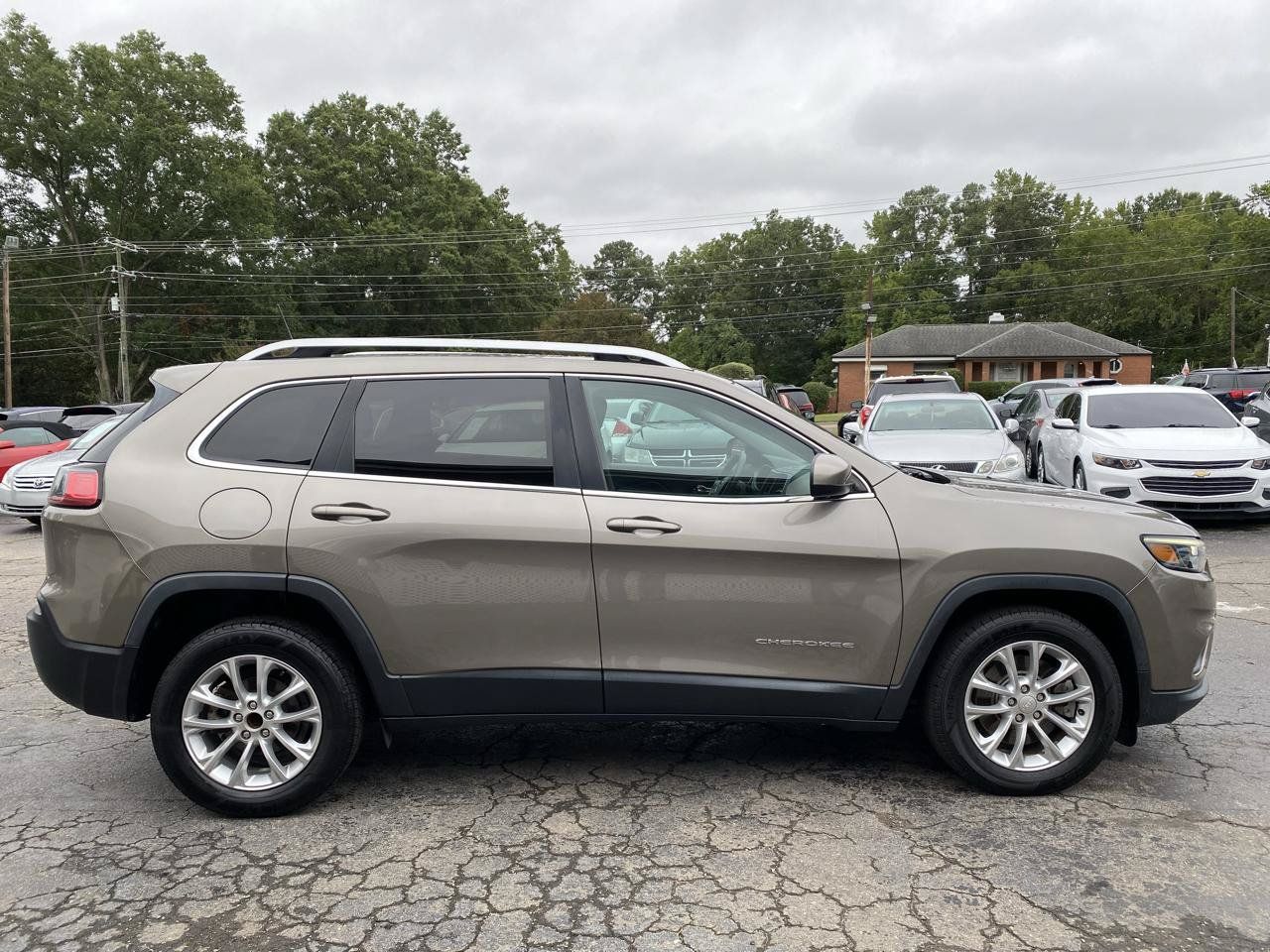 Used 2019 Jeep Cherokee Latitude w/ Popular Appearance Group FWD image 4